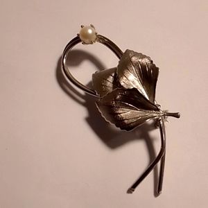 Silver Tone Leaf and faux Pearl Brooch/Pin